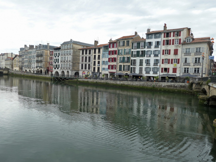 Petit Bayonne : le quai Galuperie entre le pont Pannecau et le pont Marengo sur la Nive