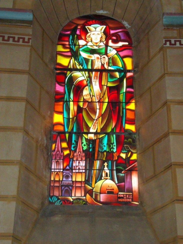 Bedous (64490) église: vitrail  Saint Léon (patron de Bayonne)