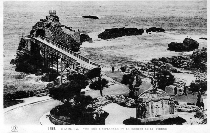 VUe sur l'esplanade et le rocher de la Vierge, vers 1920 (carte postale ancienne). - Biarritz