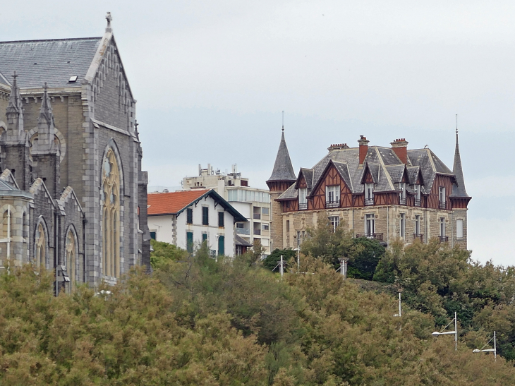 L'église Sainte Eugénie et les villas - Biarritz