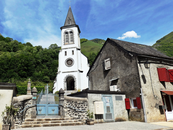 L'église dans le village - Cette-Eygun
