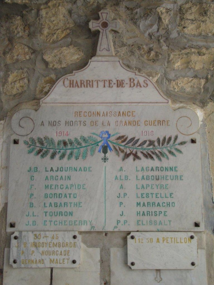 Charritte-de-Bas (64130) monument aux morts contre l'église