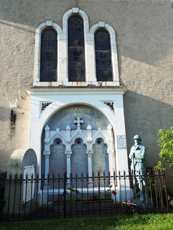 Le monument aux morts sur le côté de l'église - Chéraute