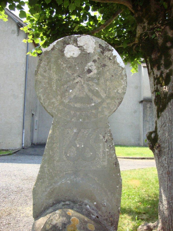 Chéraute (64130) stèle basque à l'entrée de l'enceinte de l'église