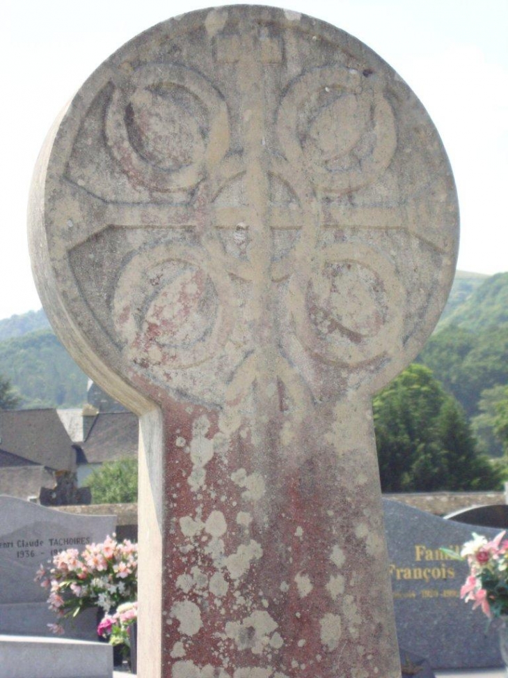 Chéraute (64130) stèle basque à l'actuel cimetière