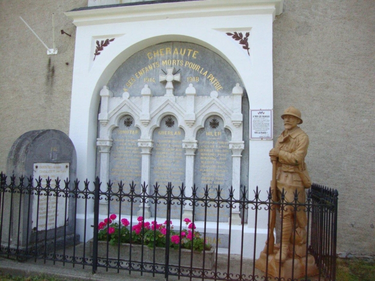 Chéraute (64130) monument aux morts contre l'église
