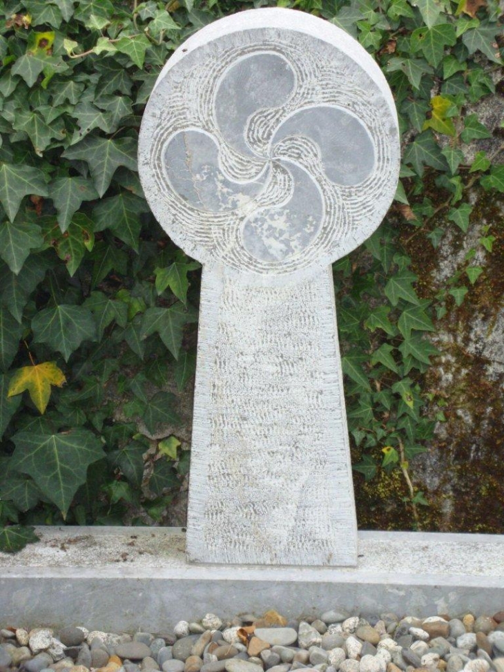 Estialescq (64290) stèle basque