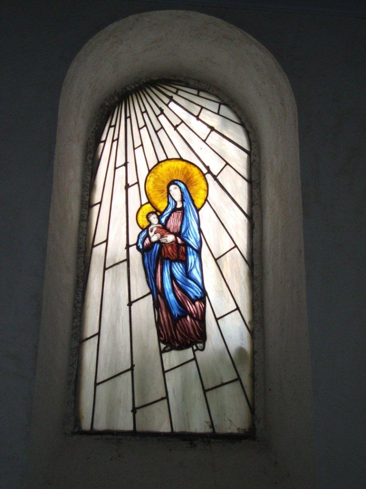 Estialescq (64290) église, vitrail Vierge et Enfant