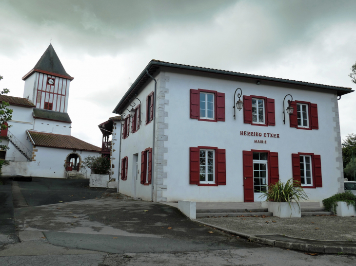 L'église et la mairie - Gabat