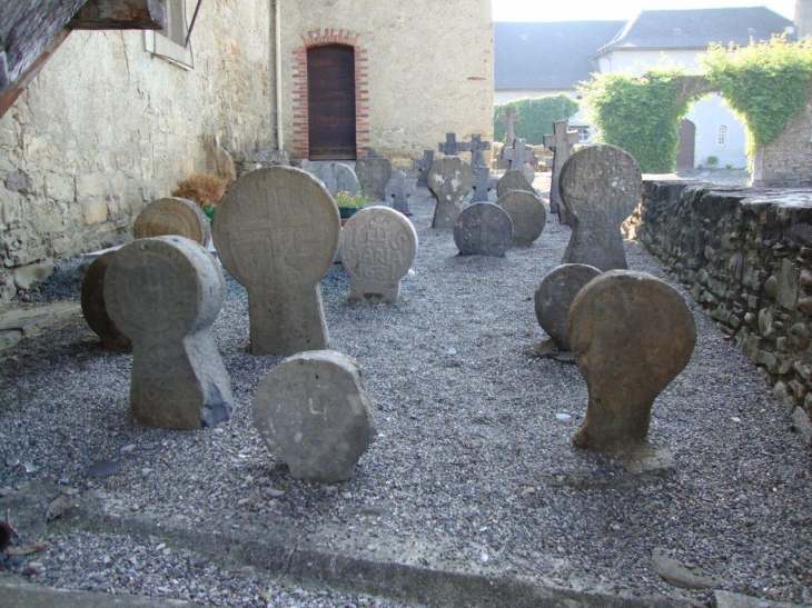 Gotein-Libarrenx (64130) à Gotein, stèles basques dans le vieux cimietière