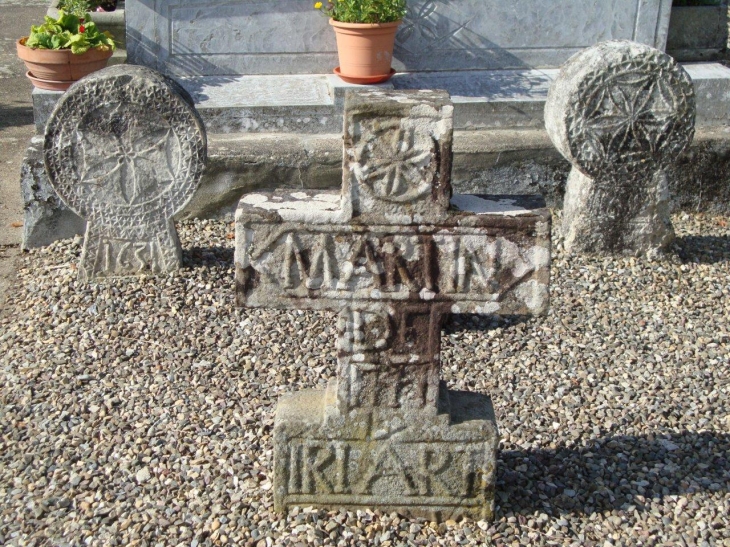 Jatxou, vieille croix et stèles basques au cimetière