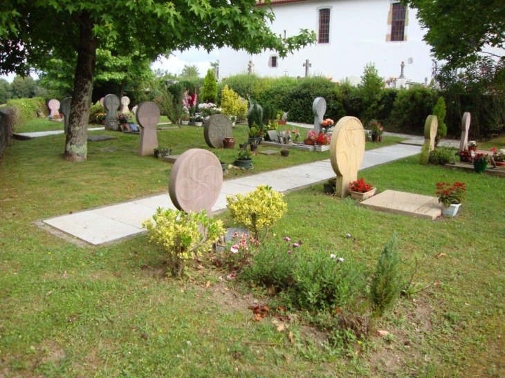 Jatxou, stèles basques au cimetière