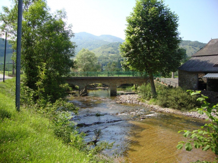 Lacarry-Arhan-Charritte-de-Haut (64470) à Arhan, pont sur l'Apoura
