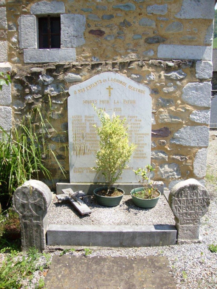 Laguinge-Restoue (64470) à Laguinge, monument aux morts avec stèles basques