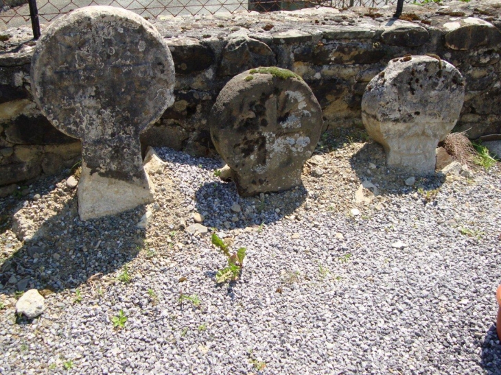 Laguinge-Restoue (64470) à Restoue, vieilles stèles basques