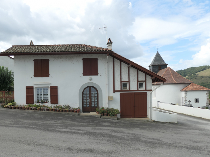 Maison basque derrière l'église - Larribar-Sorhapuru