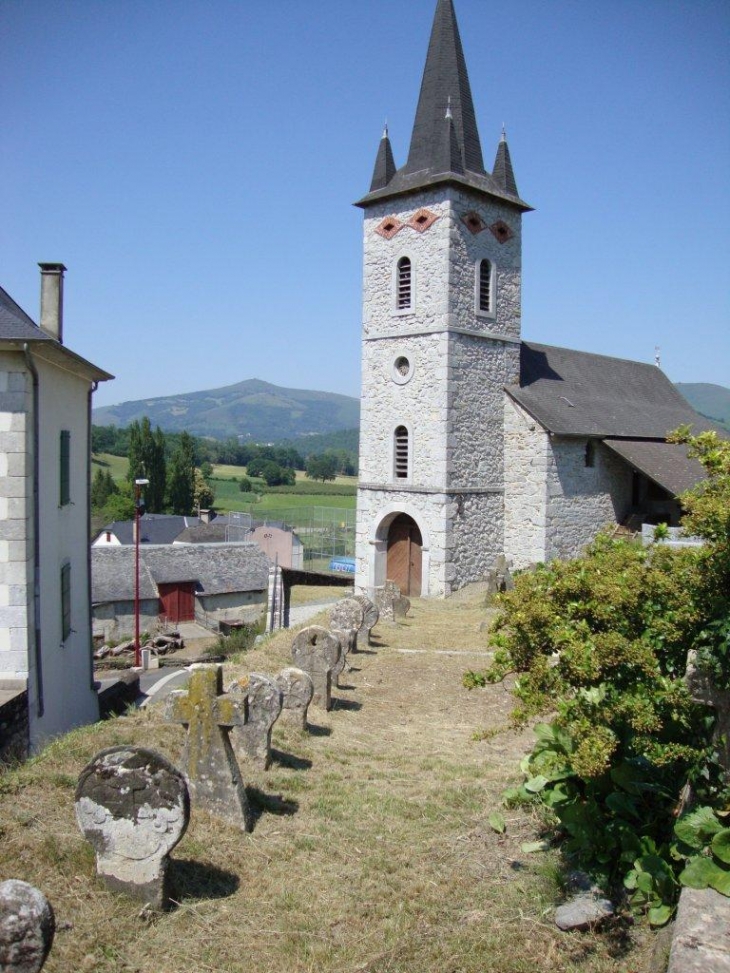 Lichans-Sunhar (64470) à Licahns, église avec alignement de vieilles stèles basques