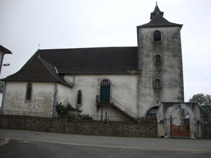 Menditte (64130) église avec escalier extérieur 