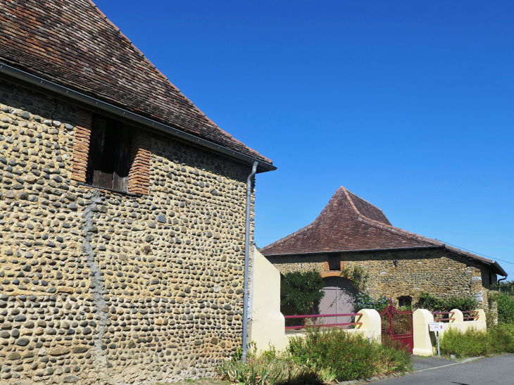 Dans le village - Mesplède