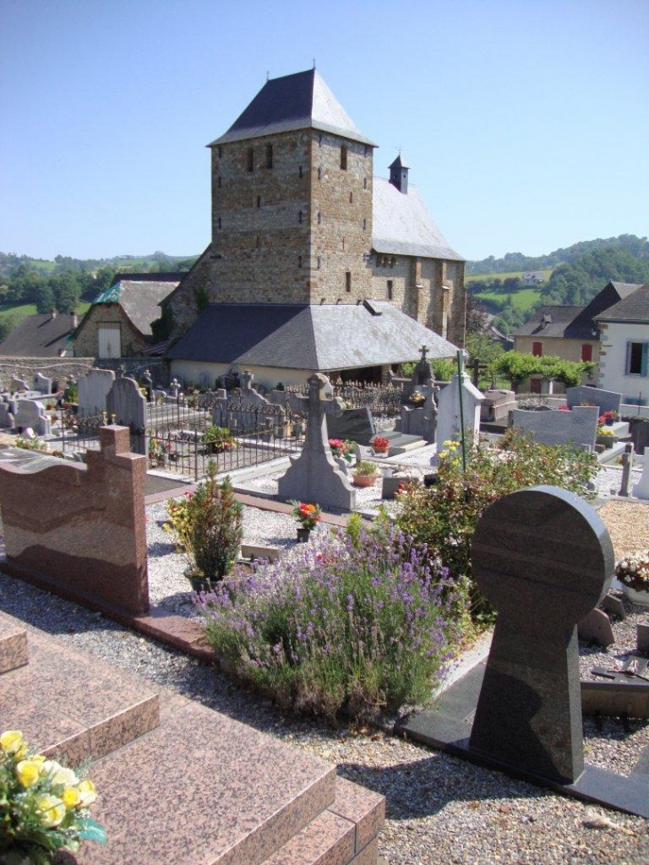 Montory (64470) l'église, sa tour et le cimetière avec stèle basque