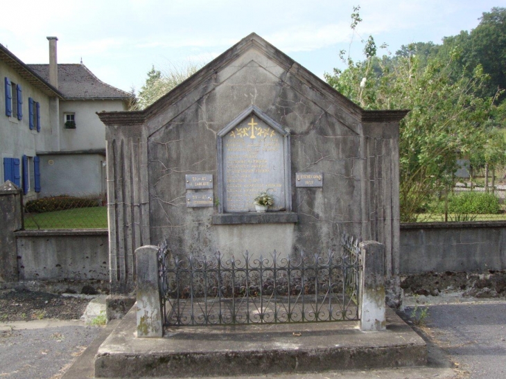 Ossas-Suhare (64470) à Ossas, monument aux morts