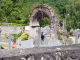 vestiges dans le cimetière de Suhare