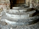 Détail : petit escalier en pierres de la chapelle Saint-Nicolas à Harambeltz.