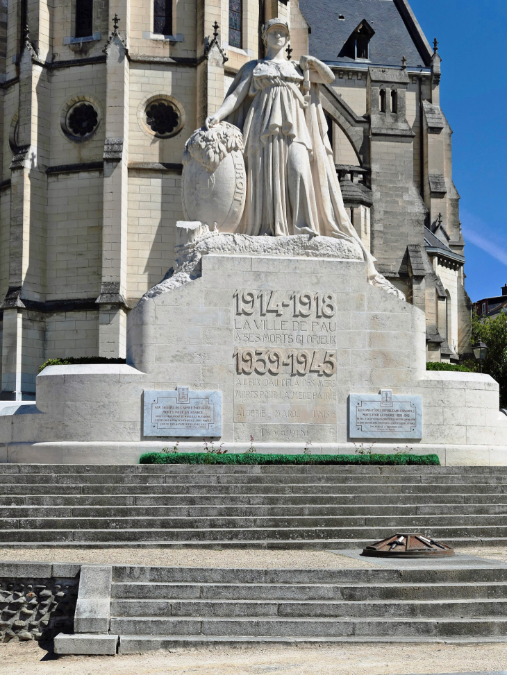 Boulevard des Pyrénées : le monument aux morts - Pau