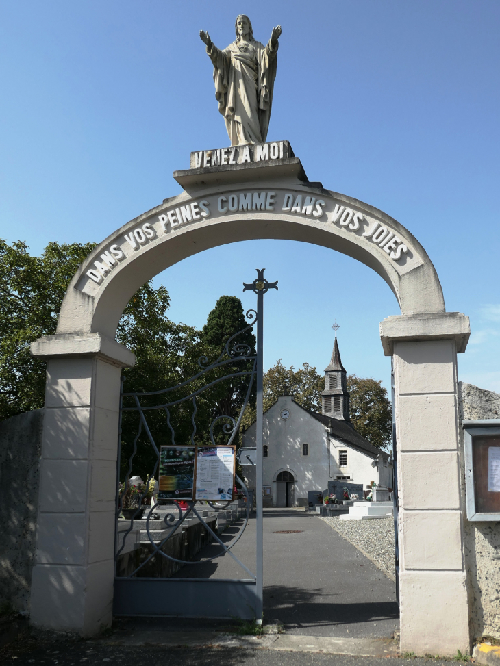 L'église vue de la porte du cimetière - Poey-de-Lescar