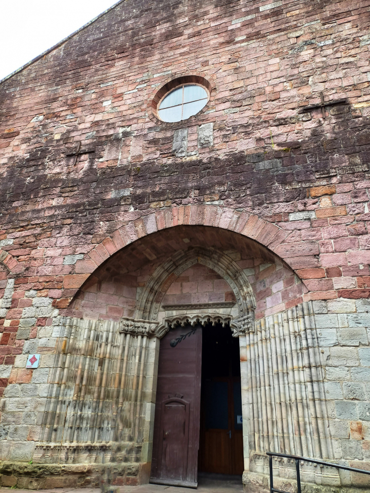 L'entrée de l'église Notre Dame - Saint-Jean-Pied-de-Port