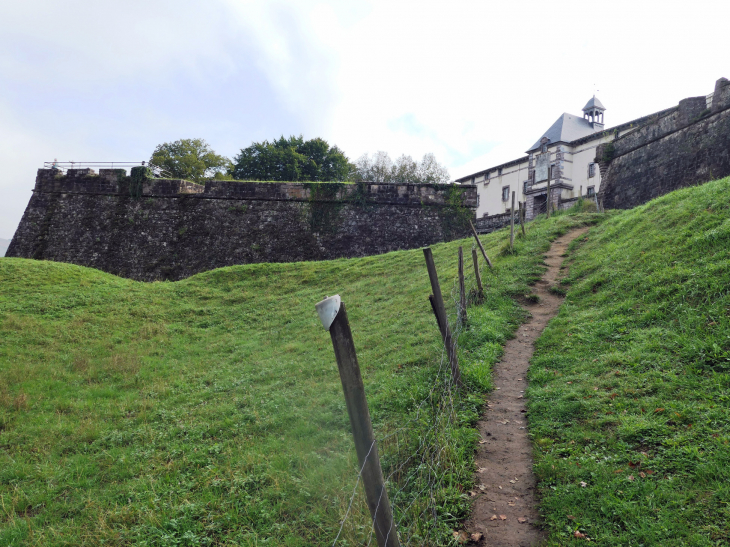 La montée vers la citadelle - Saint-Jean-Pied-de-Port