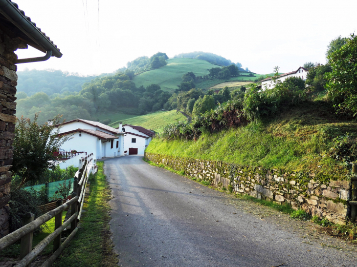 Honto : hameau dans la montagne sur le chemin de Saint Jacques - Saint-Michel