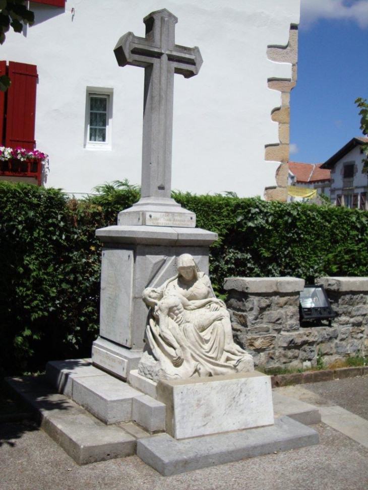 Saint-Pée-sur-Nivelle (64310) monument aux morts