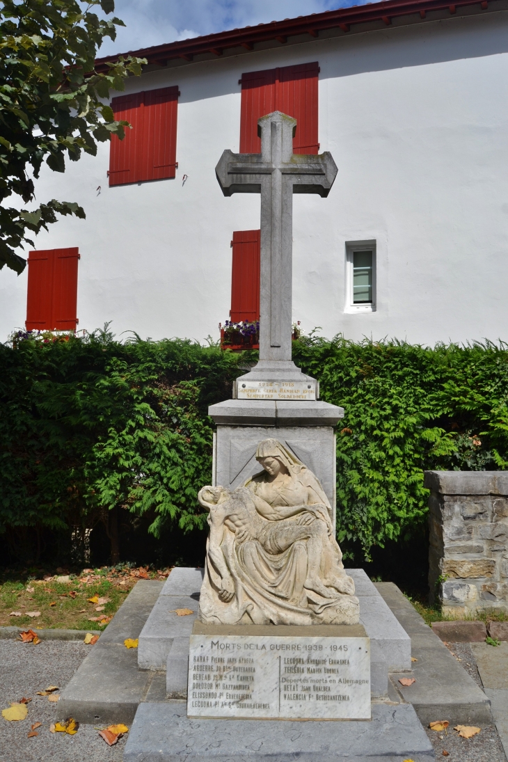 Monument aux Morts et Calvaire - Saint-Pée-sur-Nivelle
