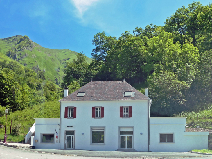 La mairie isolée au pied de la montagne - Sainte-Engrâce
