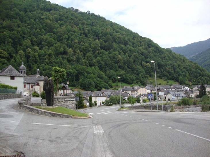 Sarrance (64490) vue du village