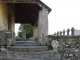 Sauguis-Saint-Étienne (64470) à Saint-Ëtienne, Portail de l'eglise flanqué d'anciennes stèles basques