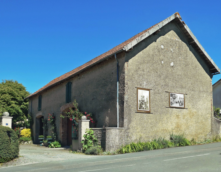 Maison dans le village et photos anciennes - Sauvagnon