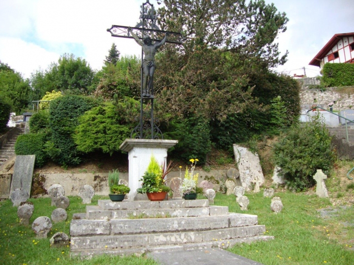  Ustaritz, vieilles stèles basques regroupés au cimetière