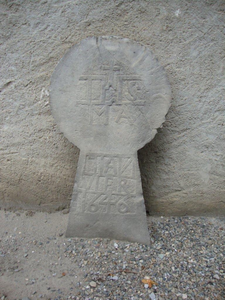 Viodos-Abense-de-Bas (64130) à Viodos, vieille stèle basque