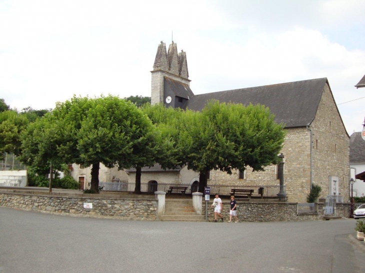Viodos-Abense-de-Bas (64130) à Viodos, place de l'église