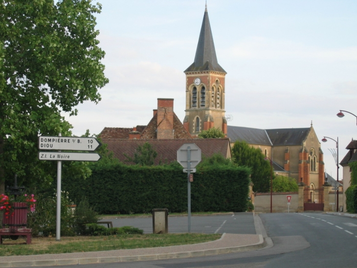 Eglise vue du bourg - Beaulon