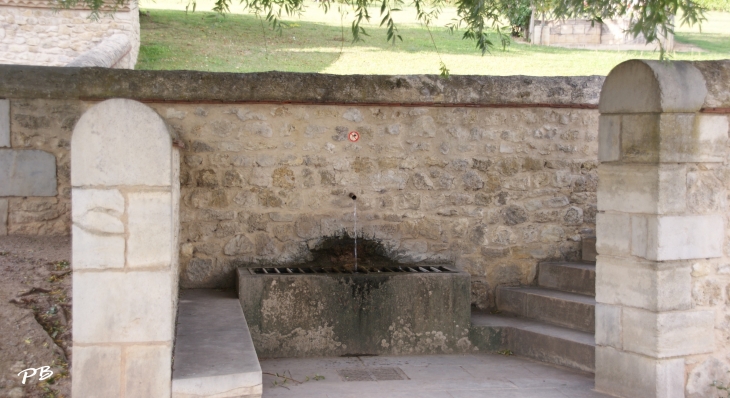 &Château de Chareil-Cintrat ( 16 Em Siècle ) Fontaine