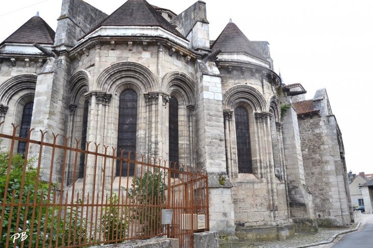 Abbatiale Saint-Léger ( X Em/ XV Em Siècle ) - Ébreuil