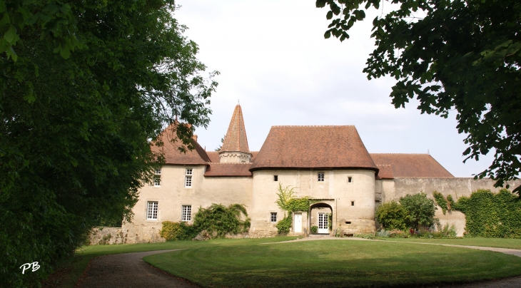 +Château des Granges ( Médiévale 1468 construit par Durand Fradest Écuyer du Roi Louis XI )   - Escurolles