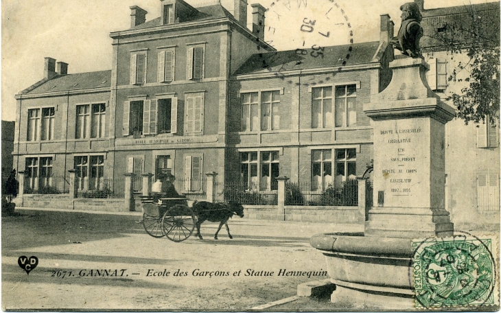 Ecole des Garçons et Statue Hennequin (carte postale de 1907) - Gannat