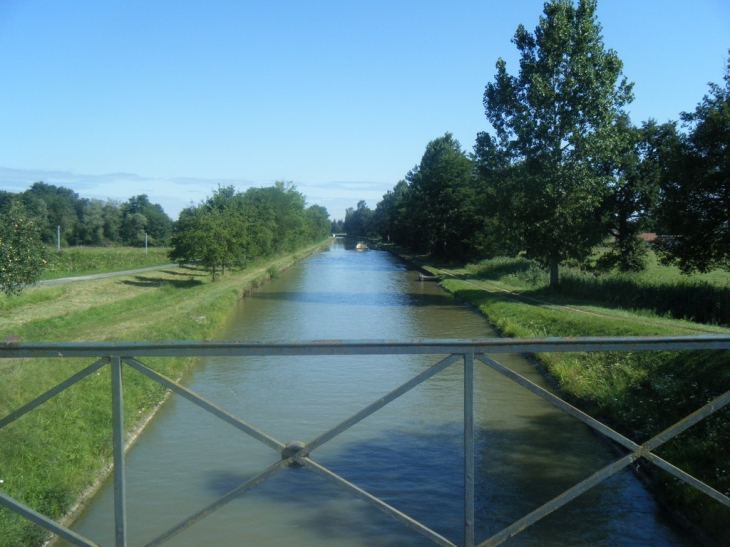 CANAL LATERAL - Garnat-sur-Engièvre