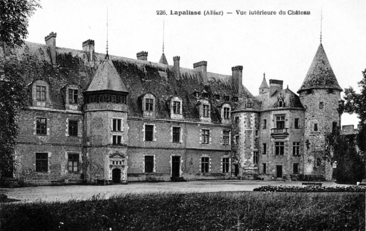 Vue intérieure du château, vers 1920 (carte postale ancienne). - Lapalisse