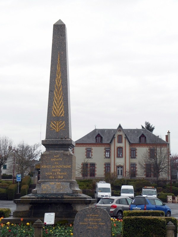 Le monument aux morts - Le Mayet-de-Montagne