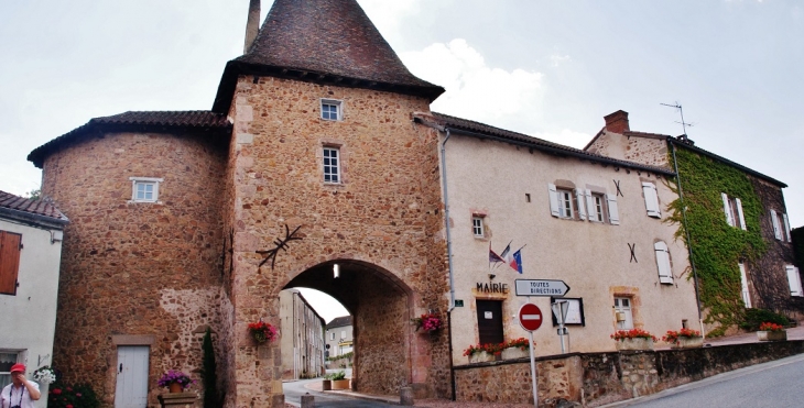 Porte du Village et La Mairie - Montaiguët-en-Forez